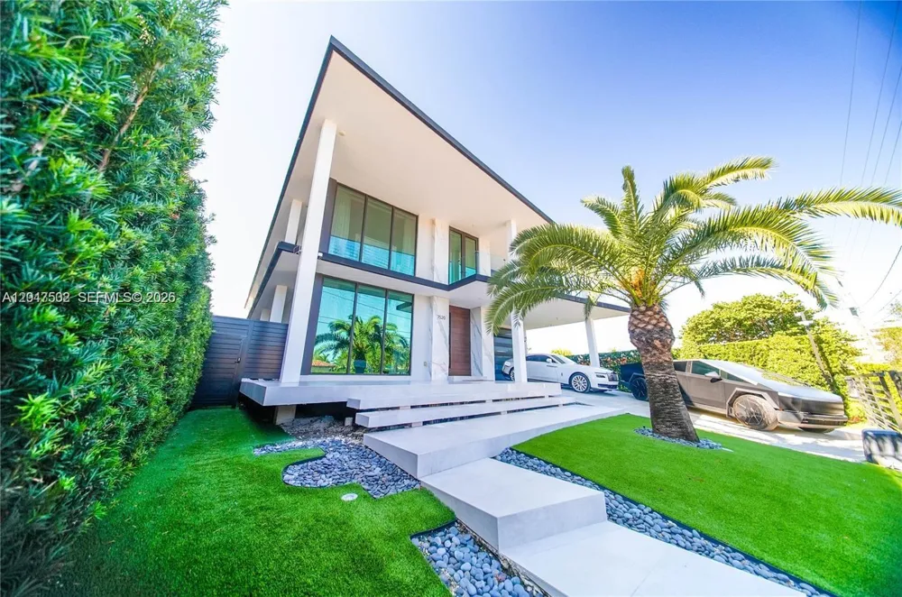 7520 W Treasure Dr North Bay Village, FL 33141
