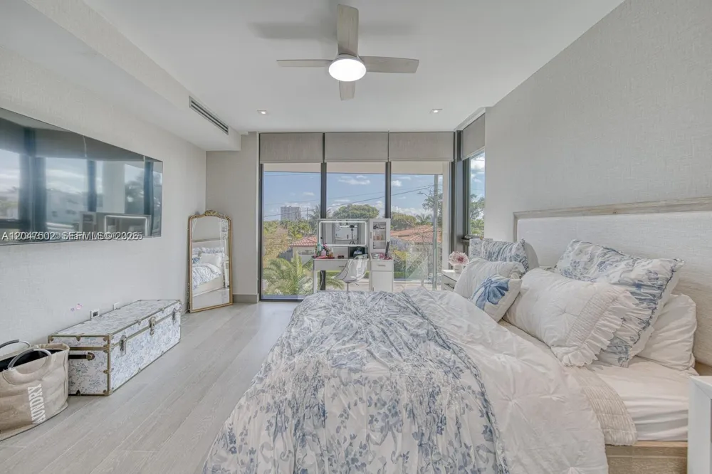 7520 W Treasure Dr North Bay Village, FL 33141