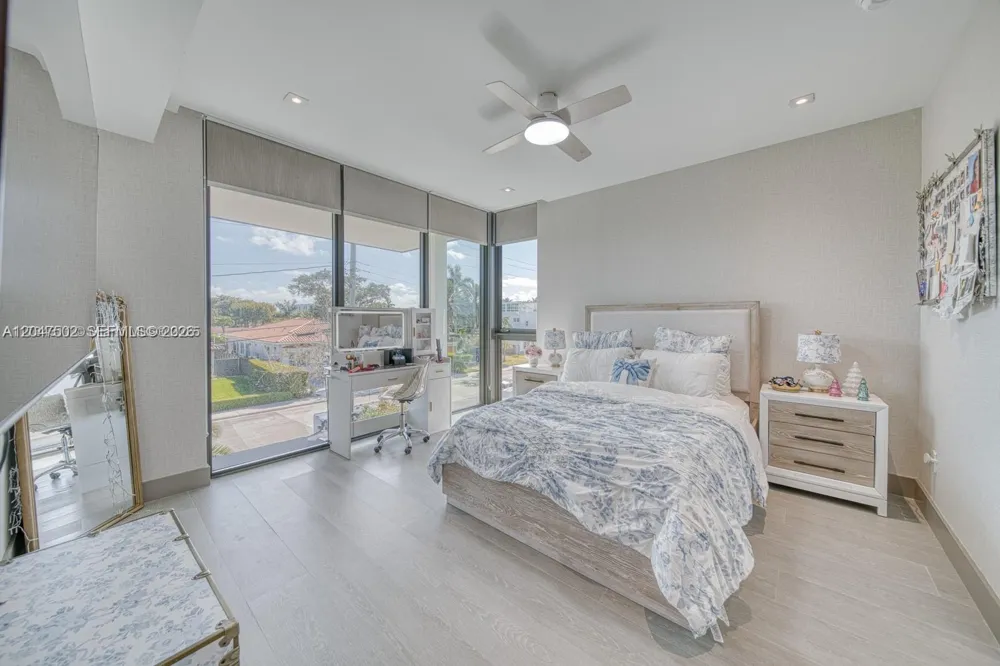 7520 W Treasure Dr North Bay Village, FL 33141