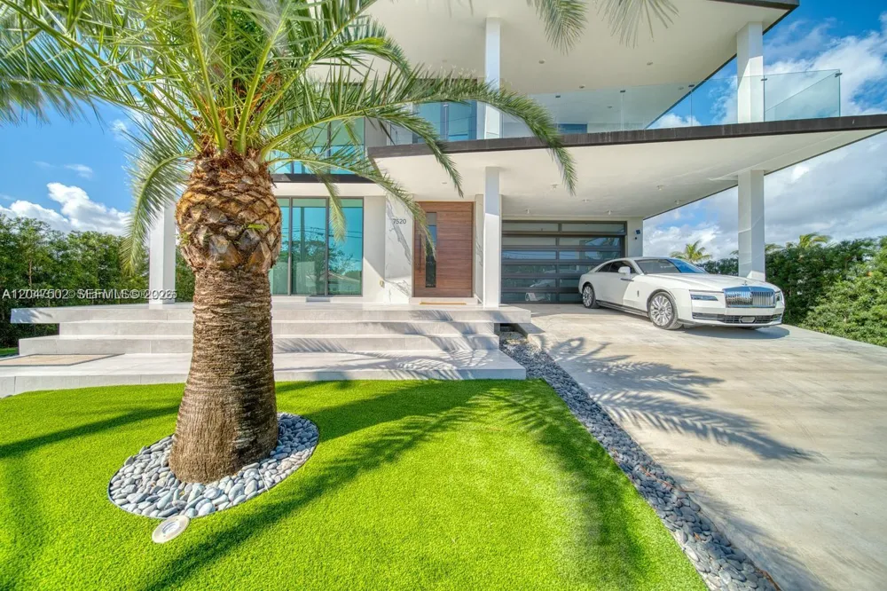 7520 W Treasure Dr North Bay Village, FL 33141