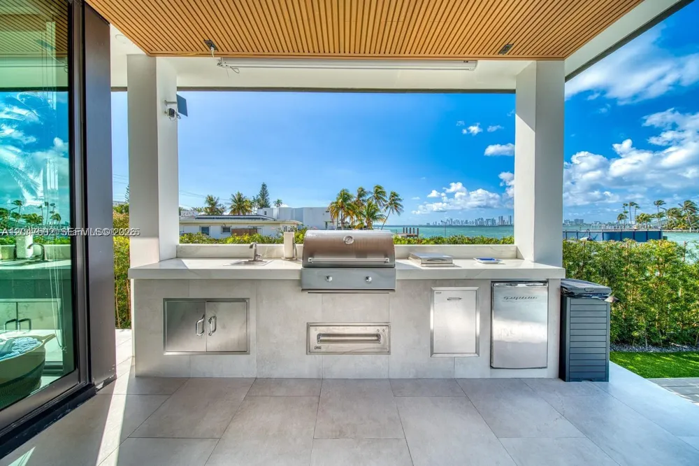 7520 W Treasure Dr North Bay Village, FL 33141