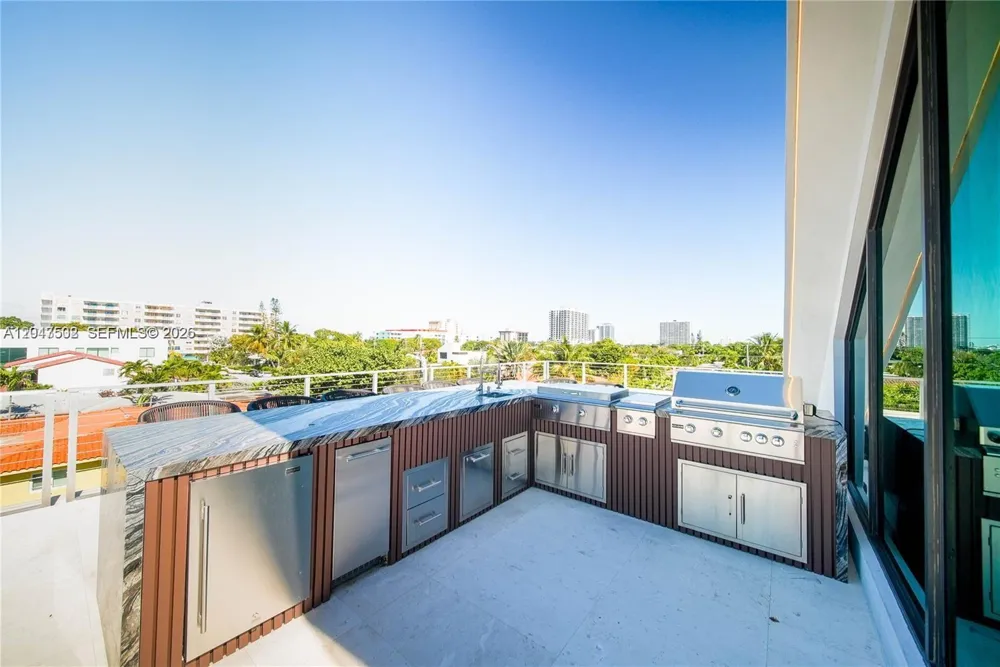 7520 W Treasure Dr North Bay Village, FL 33141