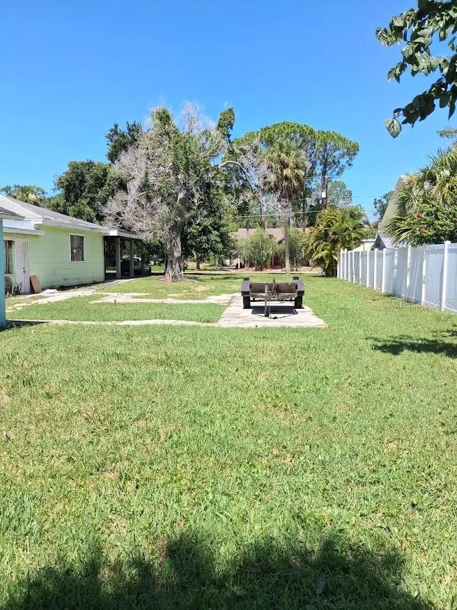 BANANA STREET Tarpon Springs, FL 34689