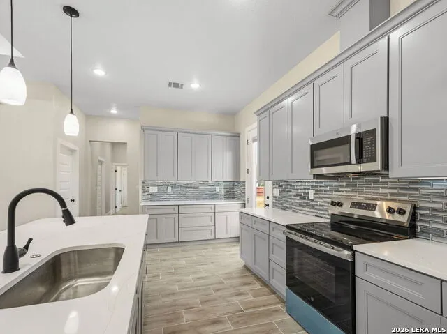 117 W SHORT MEADOW DR Lytle, TX 78052