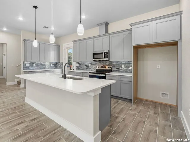 117 W SHORT MEADOW DR Lytle, TX 78052