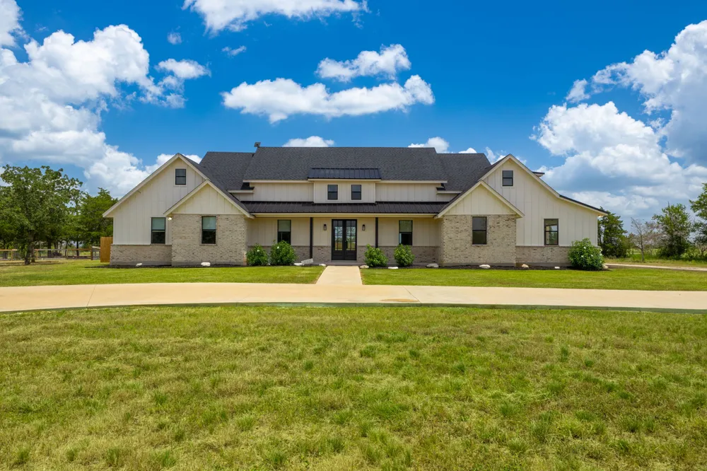 1215 Private Road 7039 Lexington, TX 78947