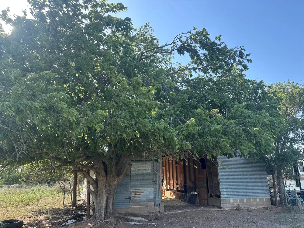 332 SW Railroad Ave Knox City, TX 79529
