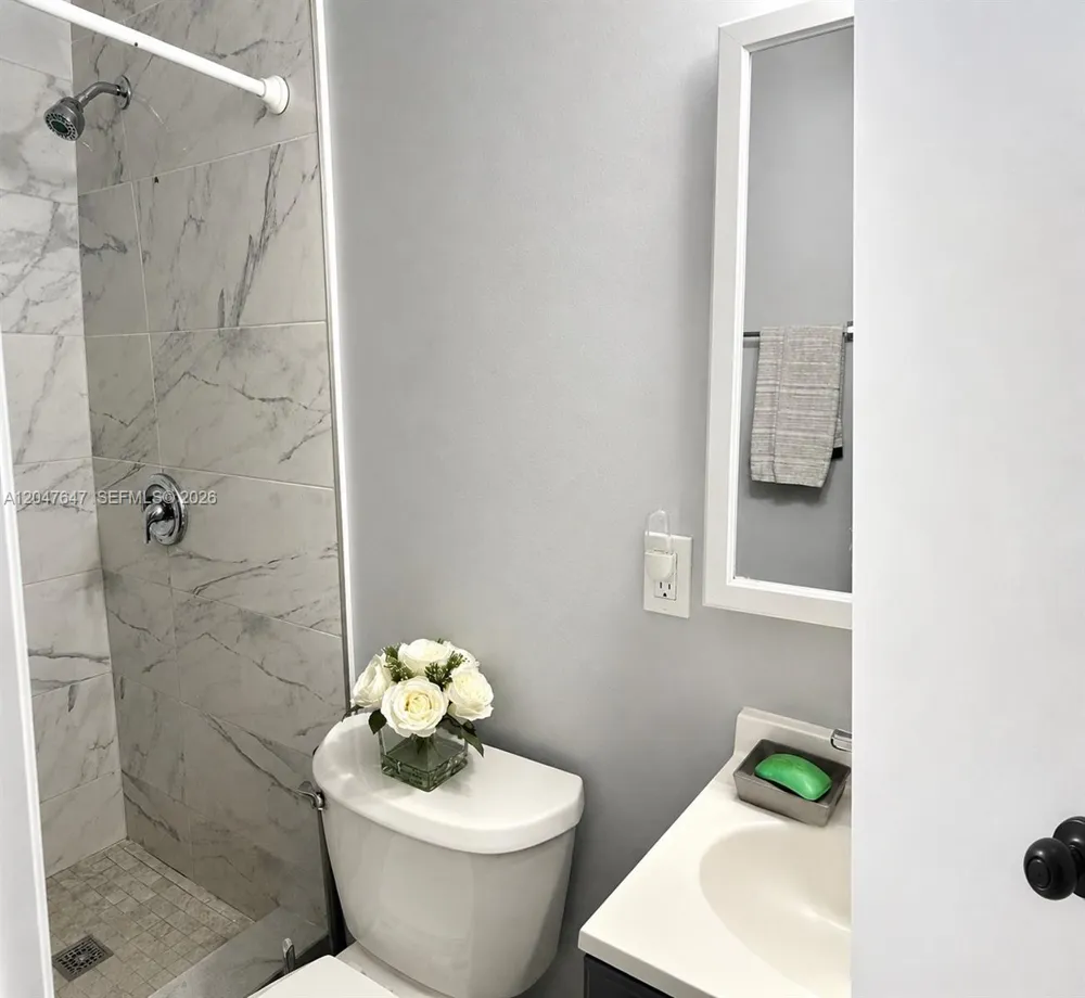 525 E 24th St Hialeah, FL 33013