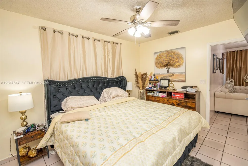525 E 24th St Hialeah, FL 33013