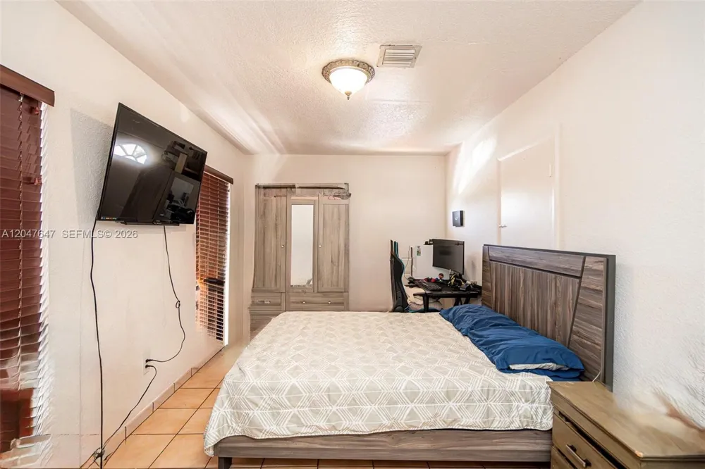 525 E 24th St Hialeah, FL 33013