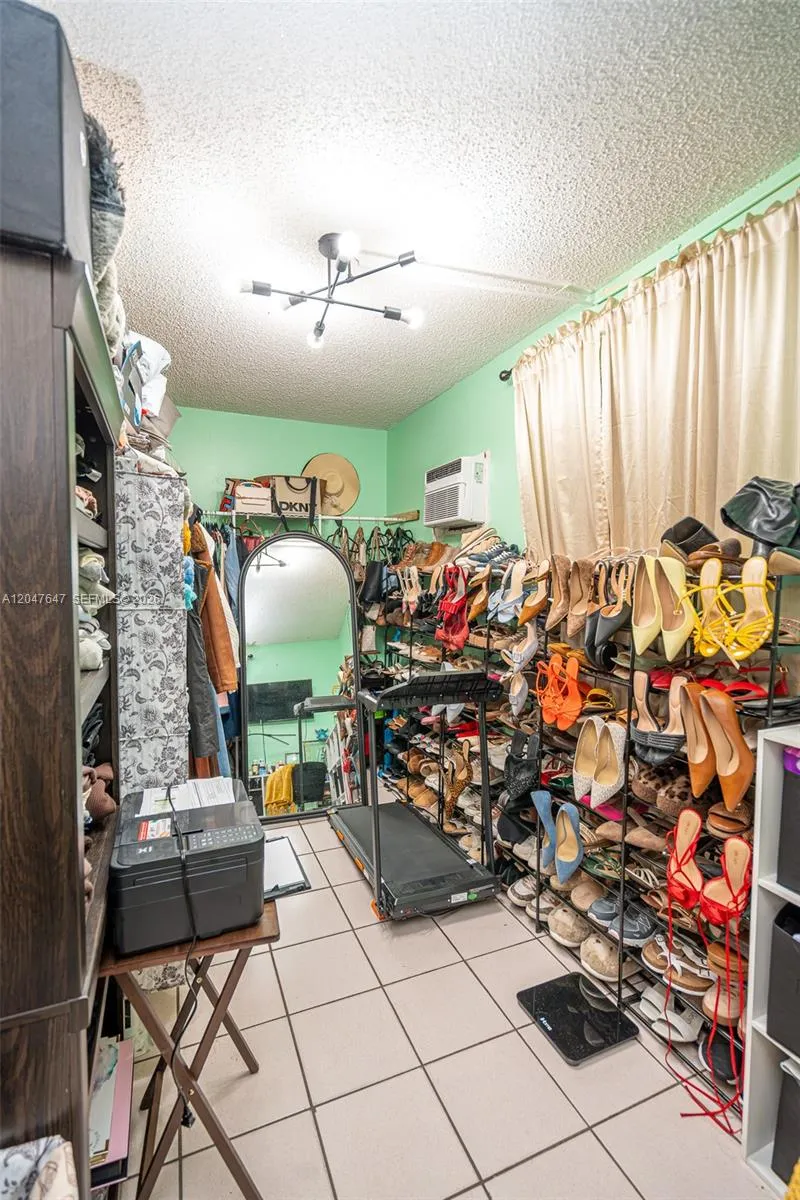 525 E 24th St Hialeah, FL 33013