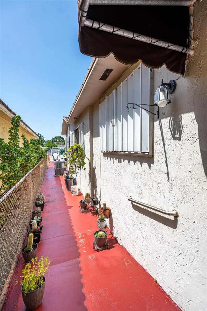 525 E 24th St Hialeah, FL 33013