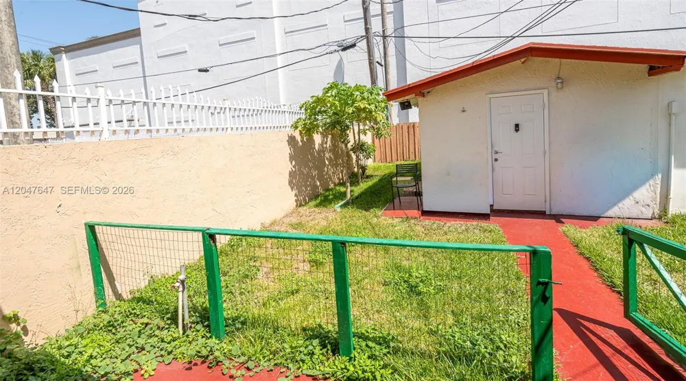 525 E 24th St Hialeah, FL 33013