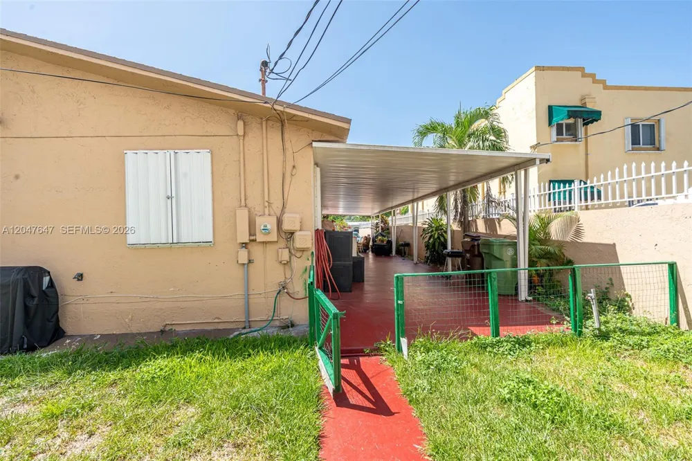 525 E 24th St Hialeah, FL 33013