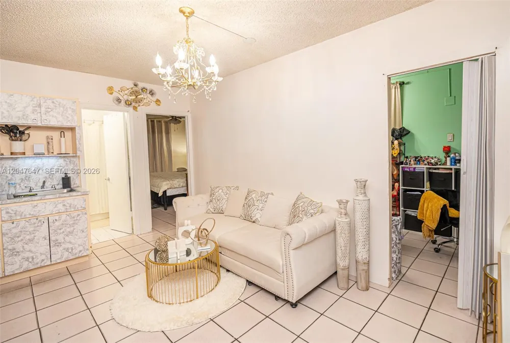 525 E 24th St Hialeah, FL 33013
