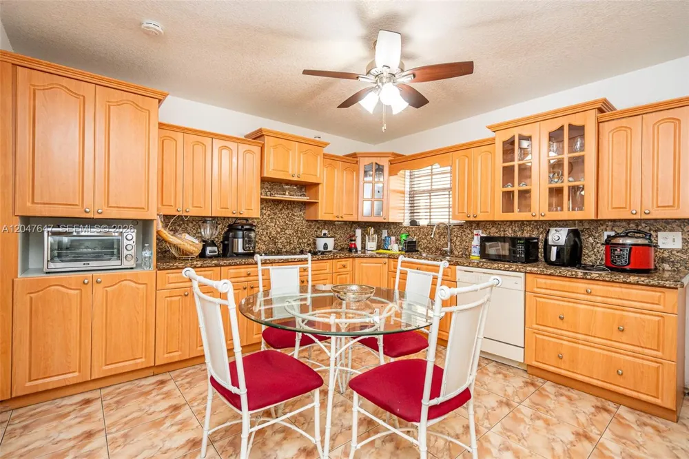 525 E 24th St Hialeah, FL 33013