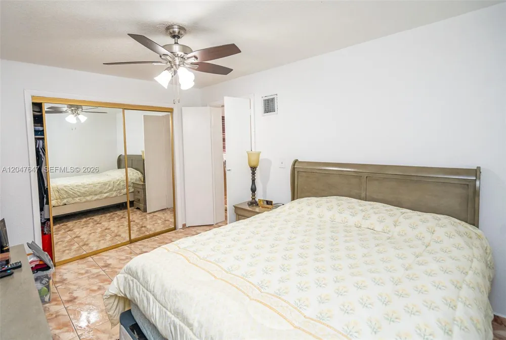 525 E 24th St Hialeah, FL 33013