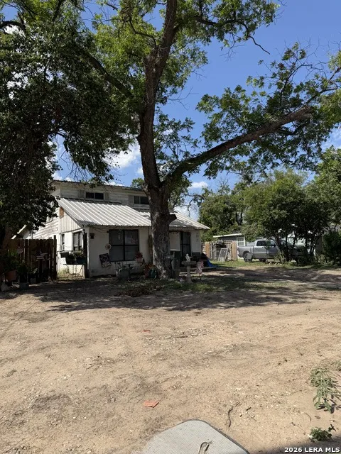 118 E MILL ST Uvalde, TX 78801