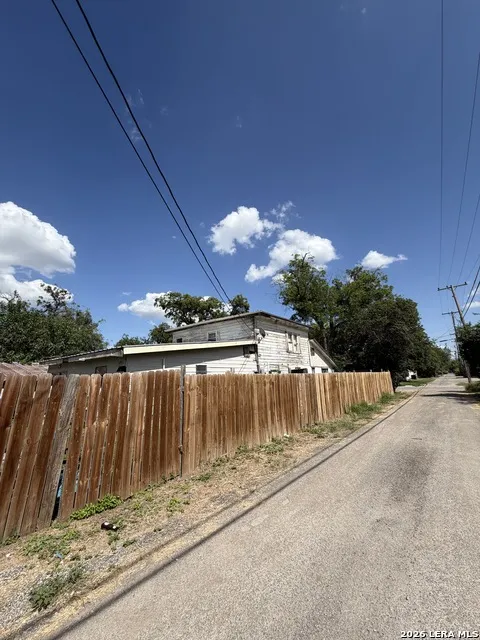 118 E MILL ST Uvalde, TX 78801