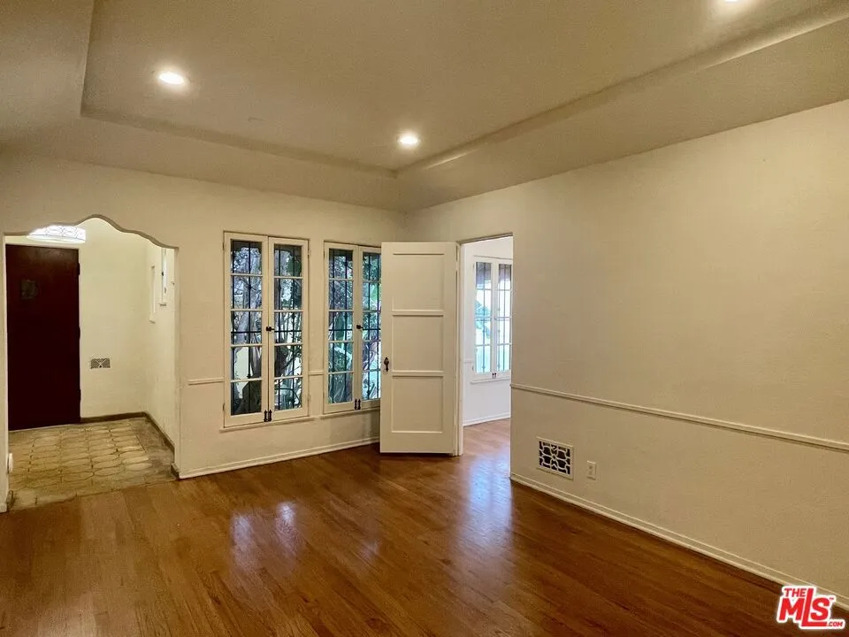 203 Doheny Drive Beverly Hills, CA 90211