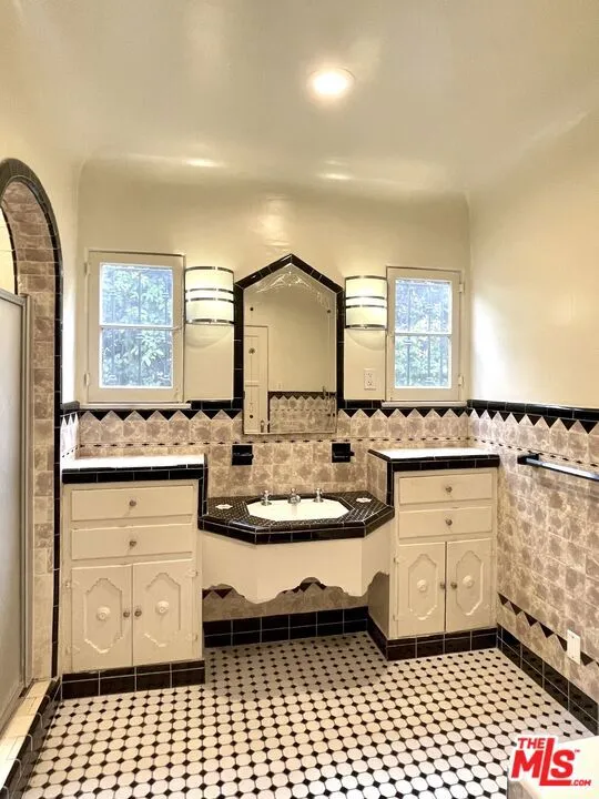 203 Doheny Drive Beverly Hills, CA 90211