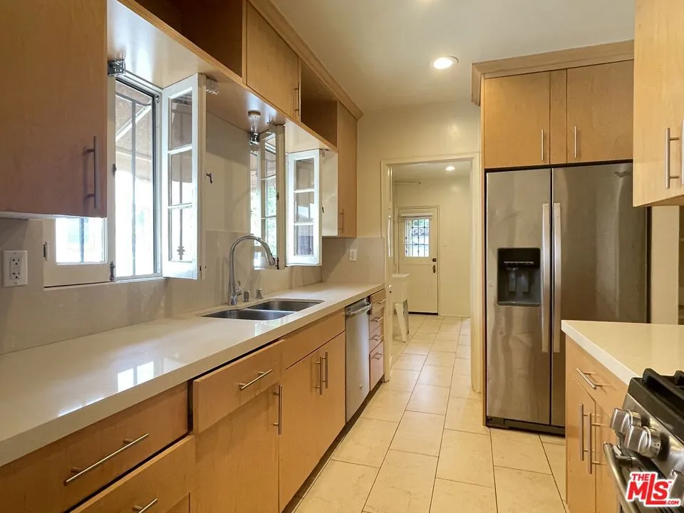 203 Doheny Drive Beverly Hills, CA 90211