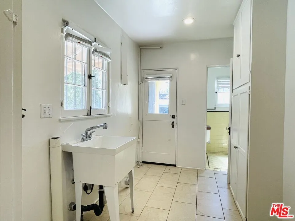 203 Doheny Drive Beverly Hills, CA 90211