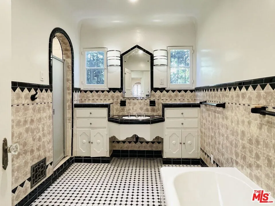 203 Doheny Drive Beverly Hills, CA 90211