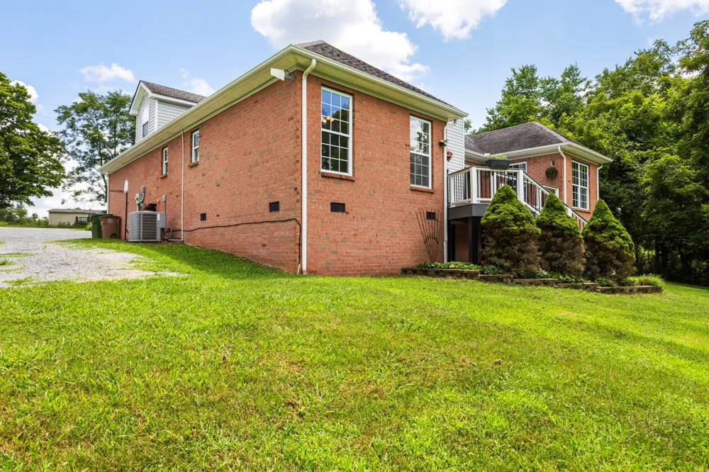 9389 Hi Lo Rd Bon Aqua, TN 37025