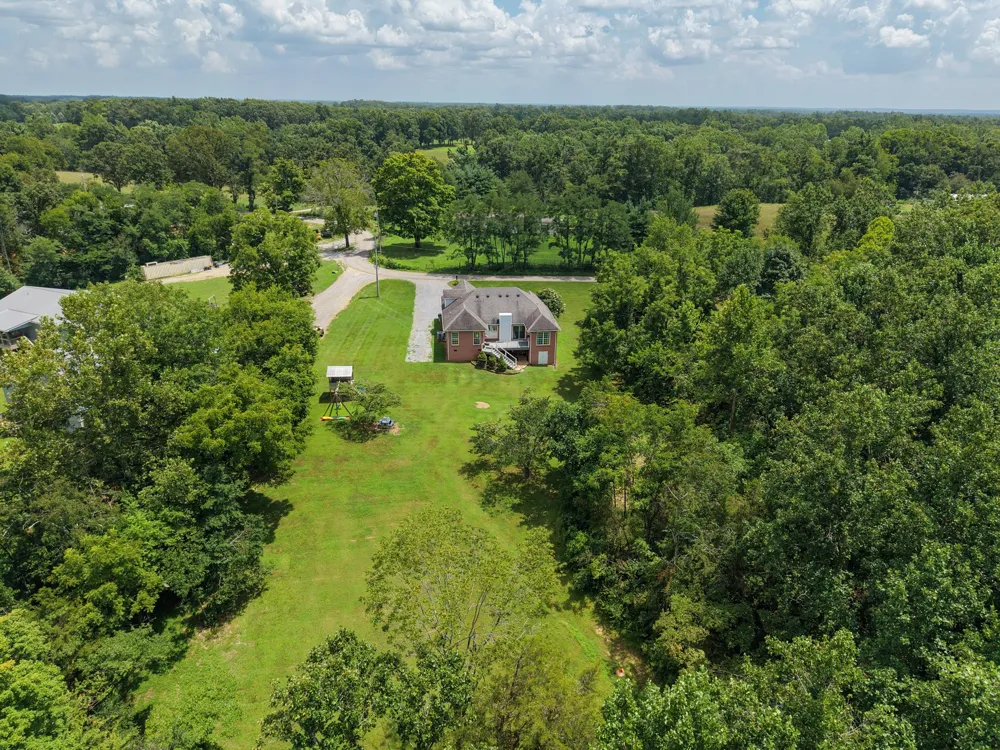 9389 Hi Lo Rd Bon Aqua, TN 37025