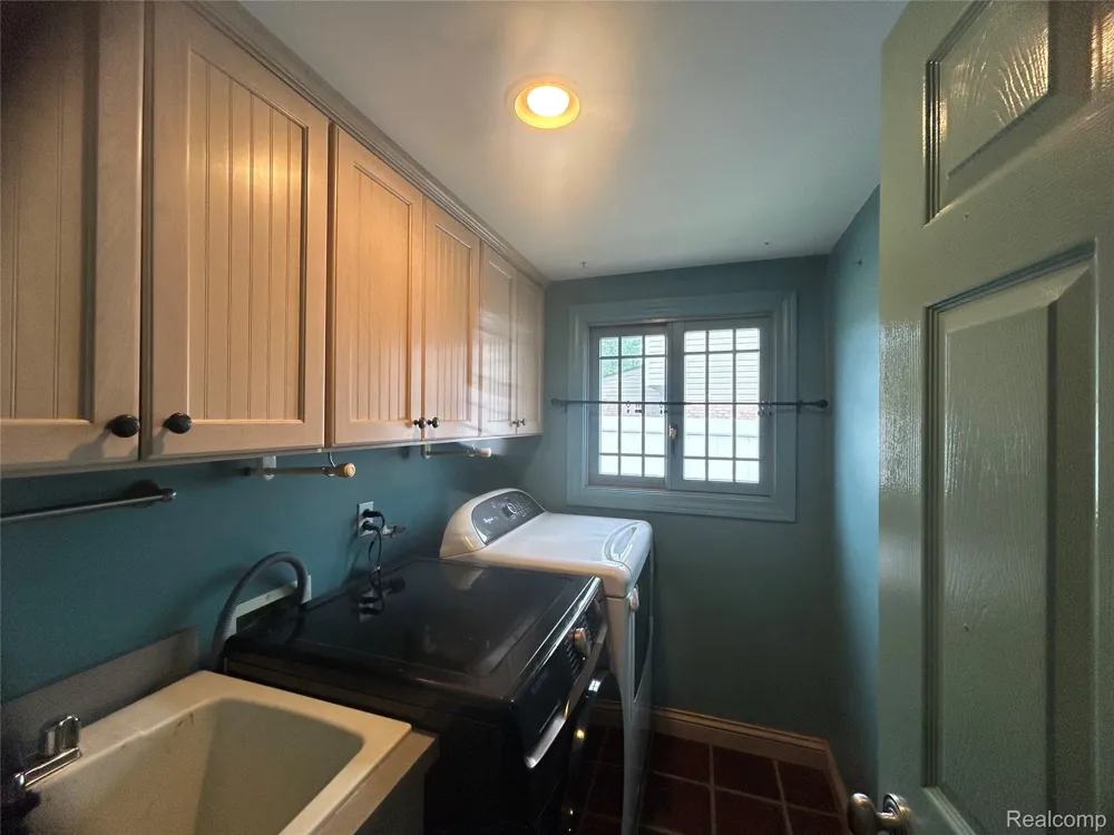 5045 Abington Drive Troy City, MI 48085