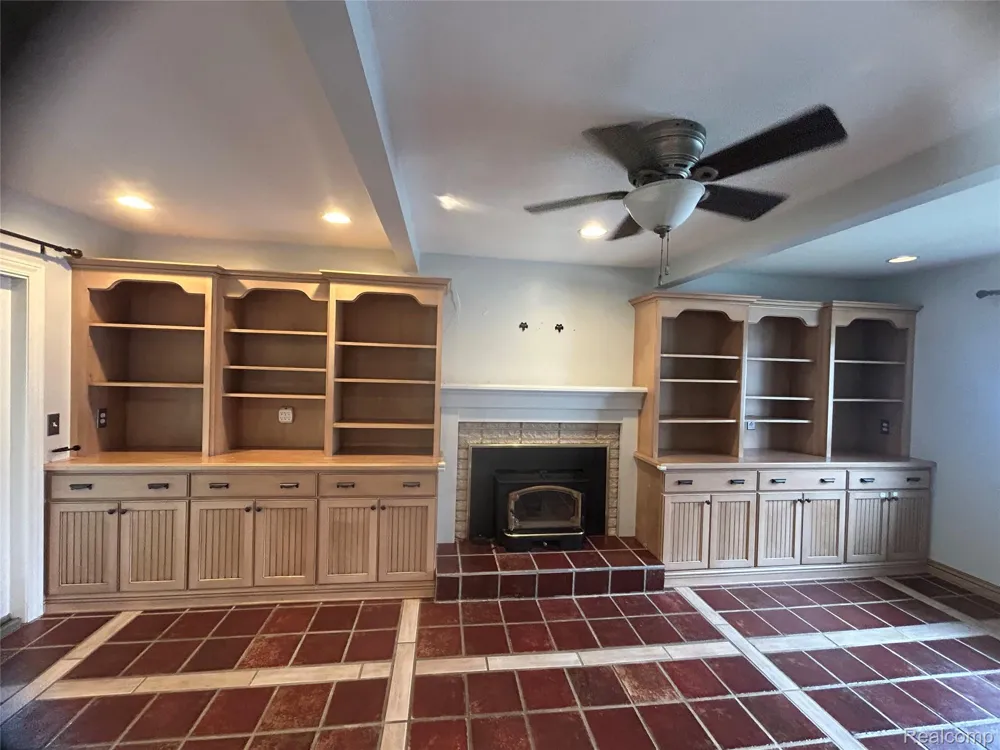 5045 Abington Drive Troy City, MI 48085