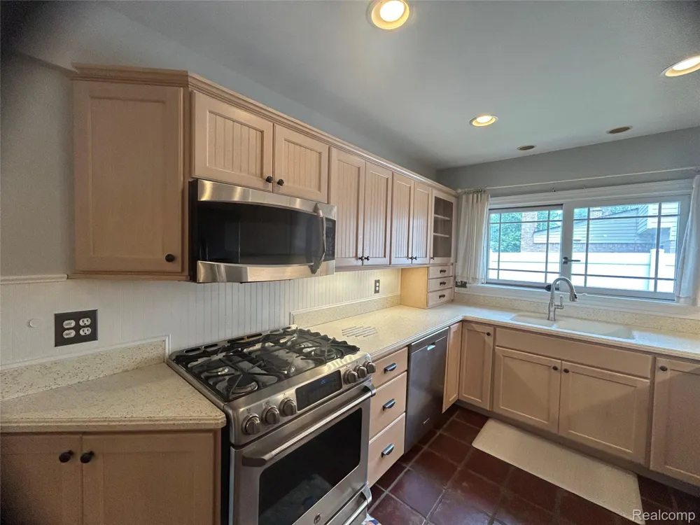 5045 Abington Drive Troy City, MI 48085