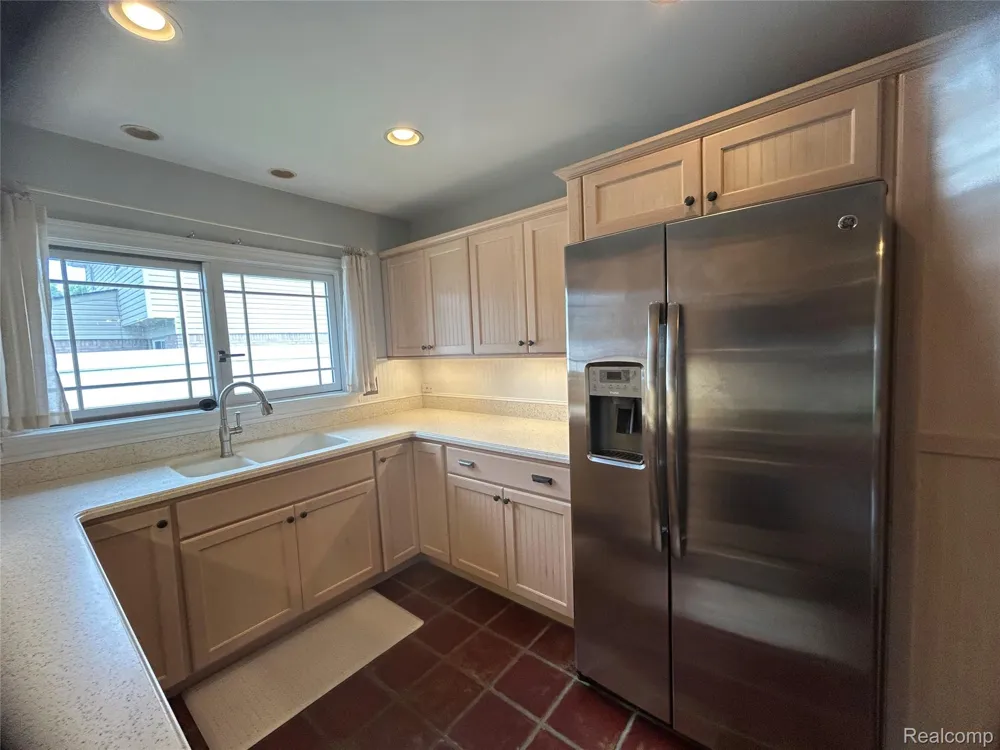 5045 Abington Drive Troy City, MI 48085