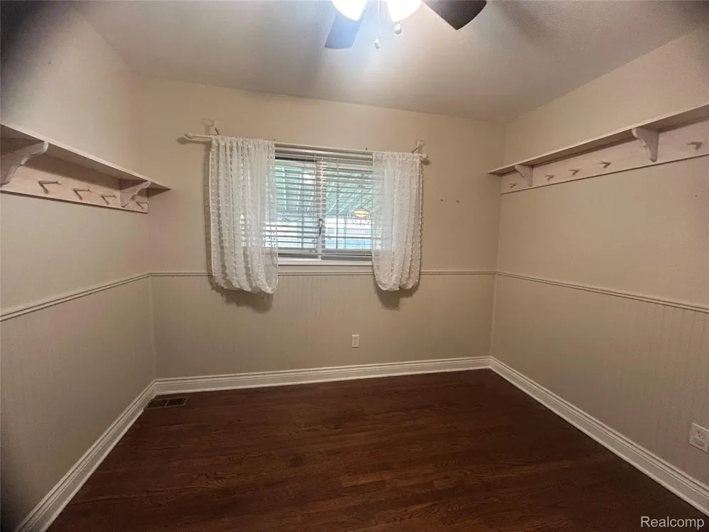 5045 Abington Drive Troy City, MI 48085