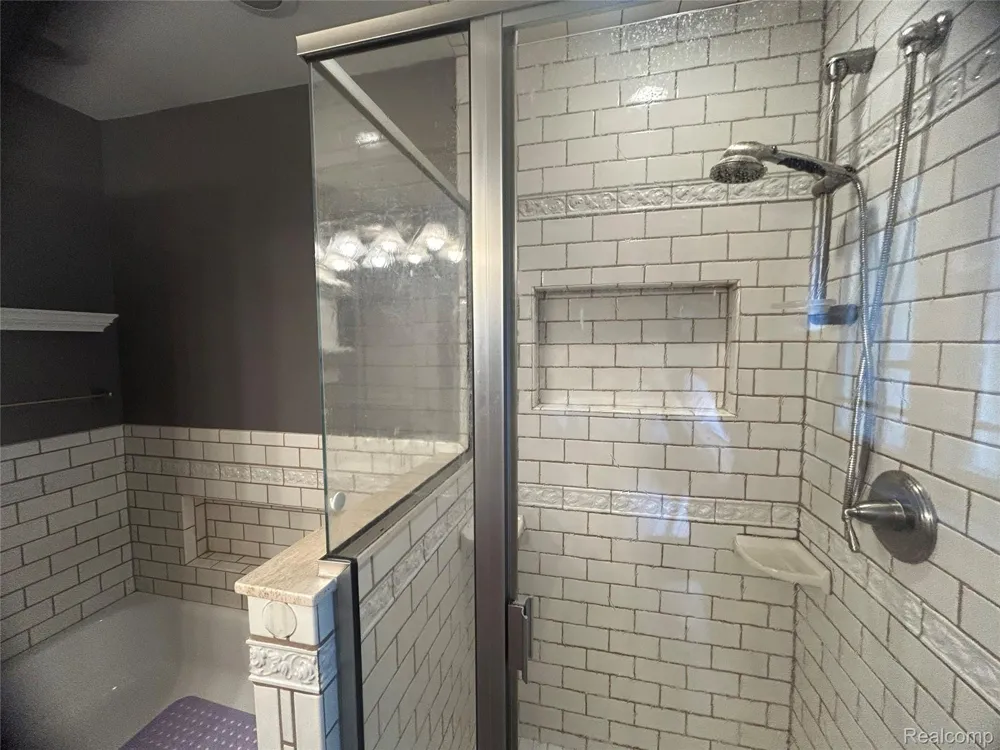 5045 Abington Drive Troy City, MI 48085