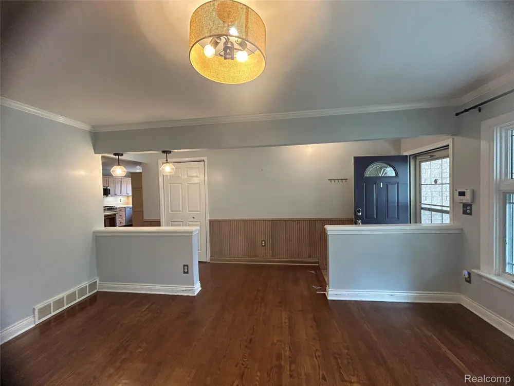 5045 Abington Drive Troy City, MI 48085