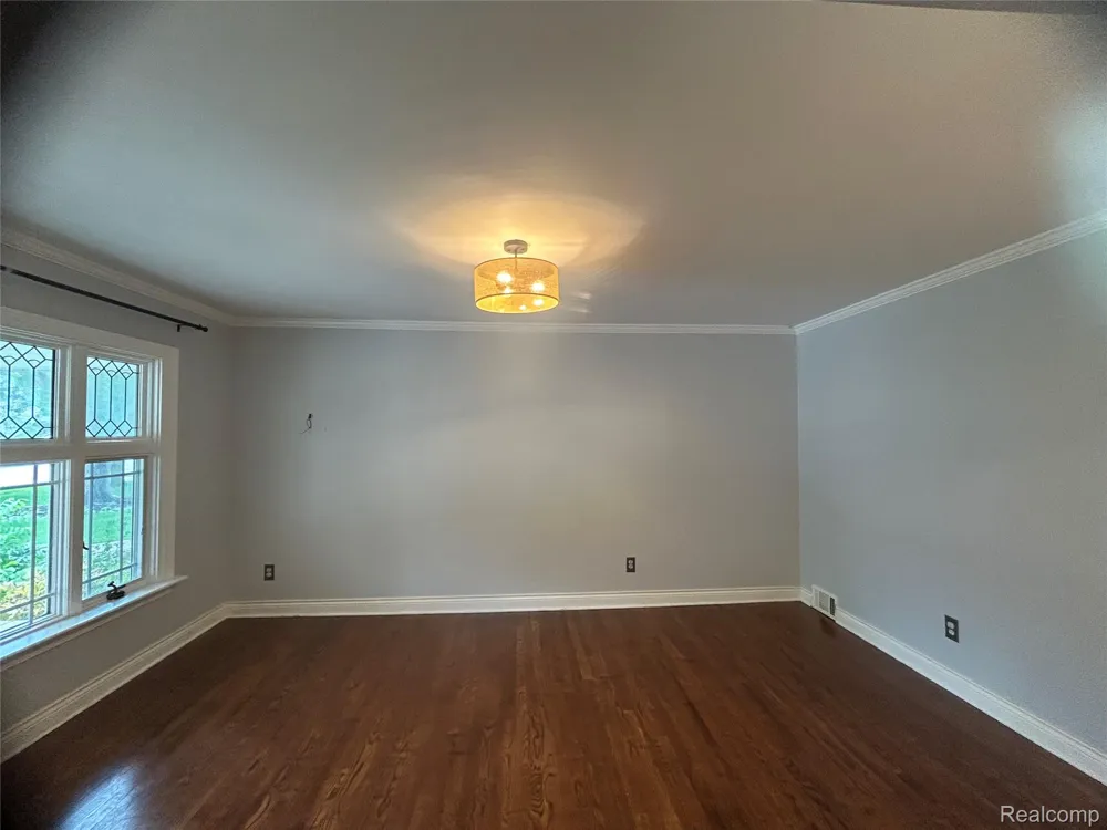 5045 Abington Drive Troy City, MI 48085