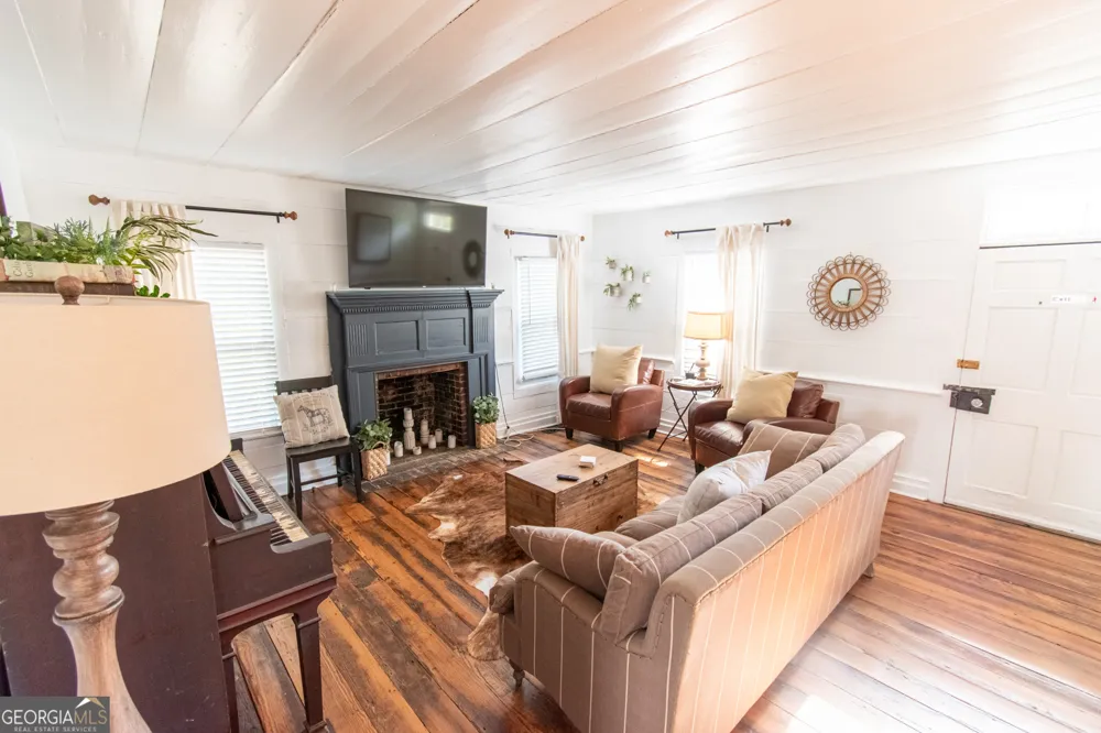 1651 Mergendollar RD Good Hope, GA 30641