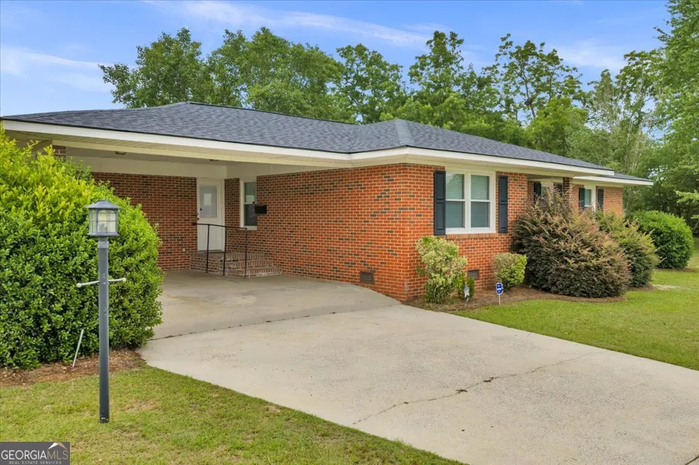240 E Peter ST Cochran, GA 31014