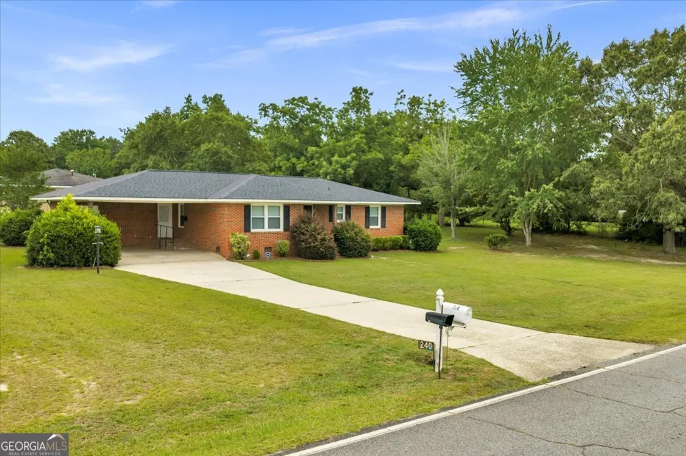 240 E Peter ST Cochran, GA 31014