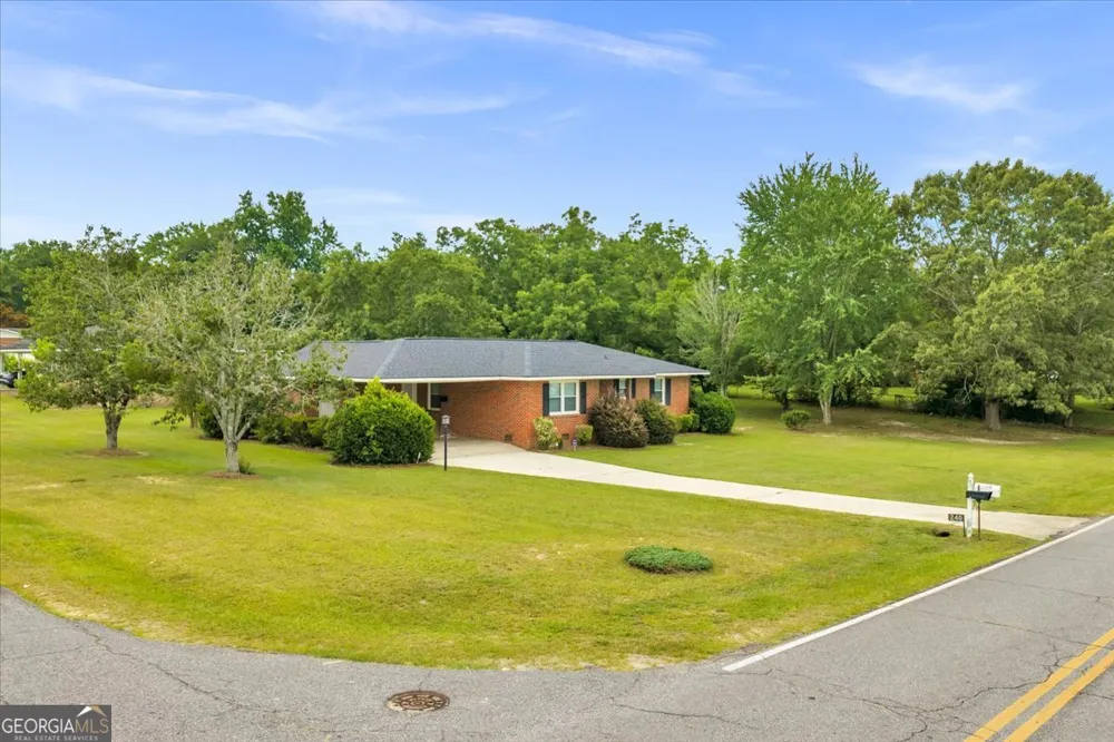 240 E Peter ST Cochran, GA 31014