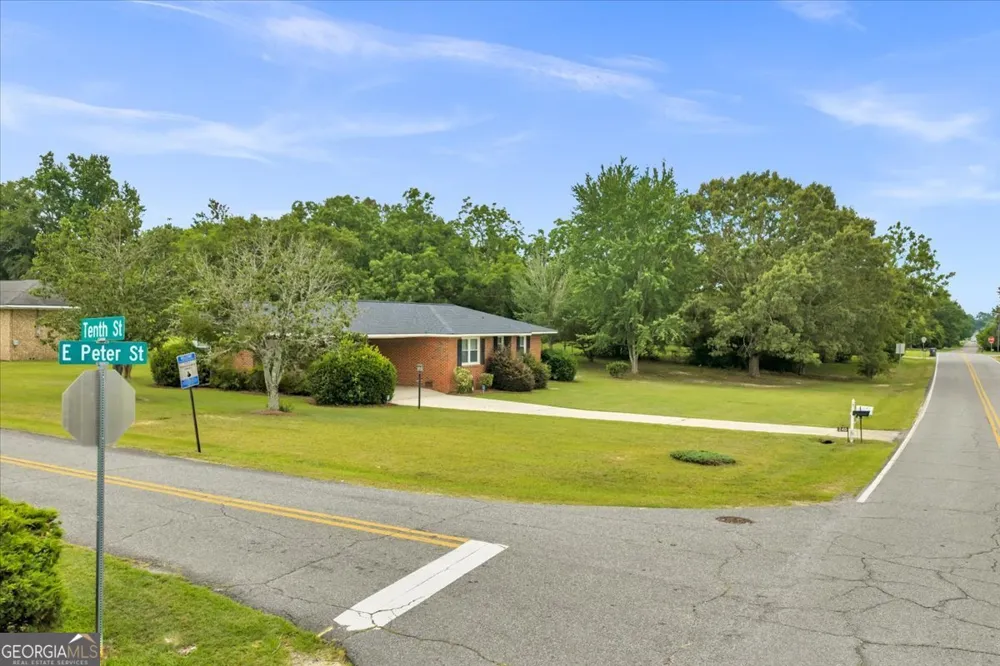 240 E Peter ST Cochran, GA 31014