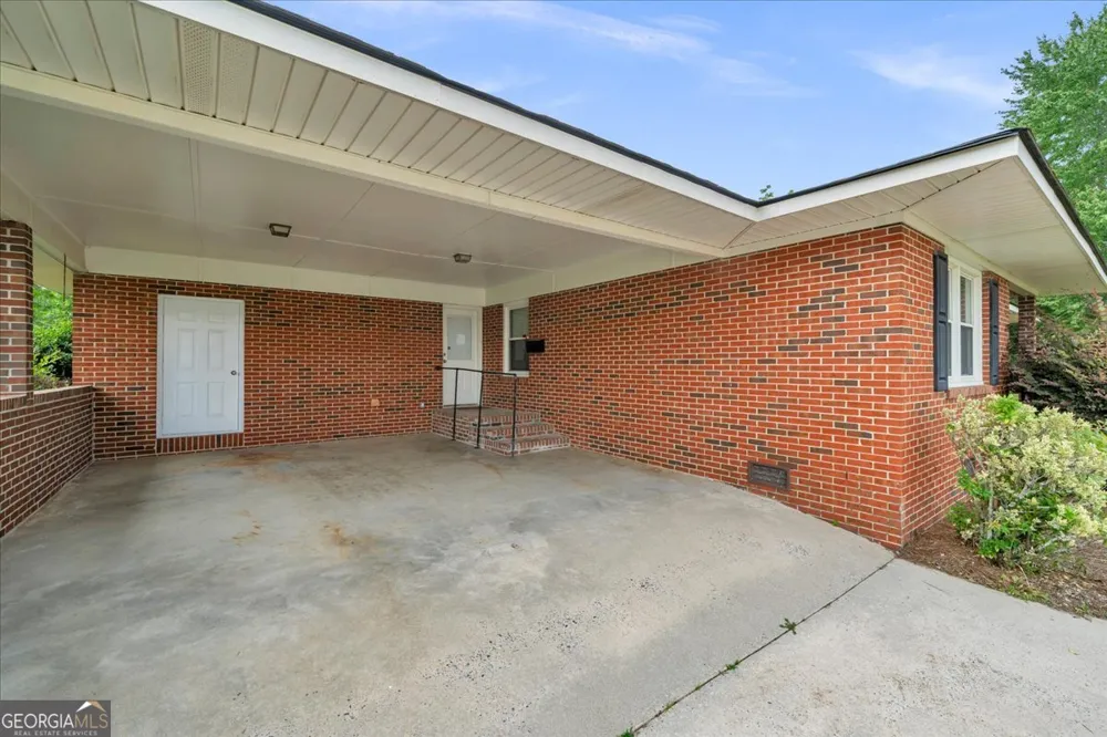 240 E Peter ST Cochran, GA 31014