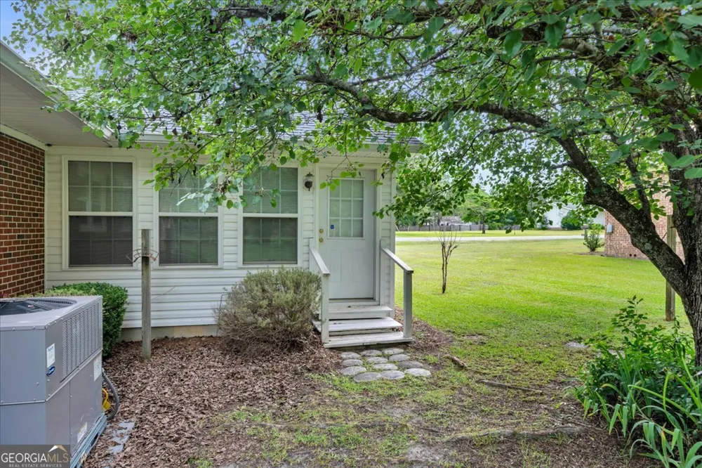 240 E Peter ST Cochran, GA 31014