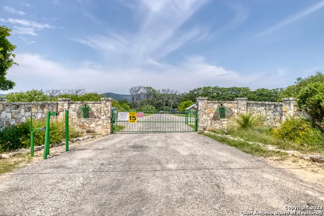 28 River Place Rd Rio Frio, TX 78879