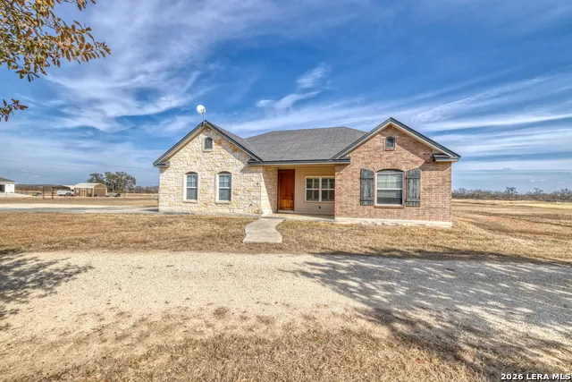 8 Valley View Uvalde, TX 78801