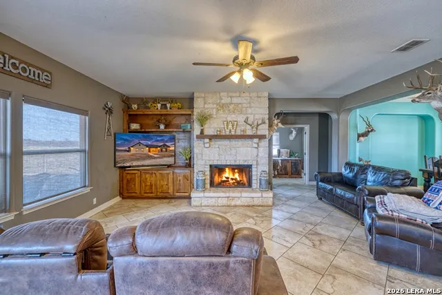 8 Valley View Uvalde, TX 78801