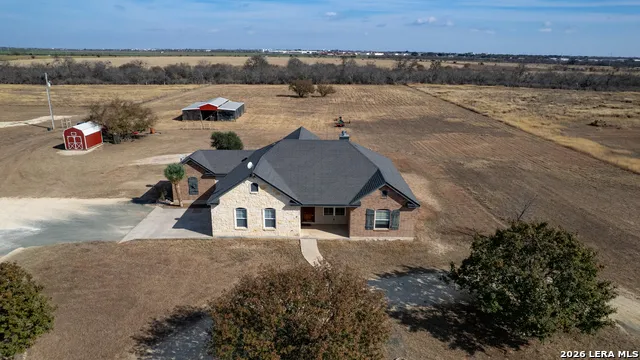 8 Valley View Uvalde, TX 78801