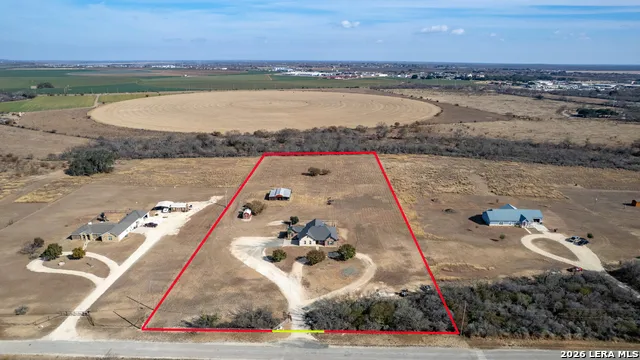 8 Valley View Uvalde, TX 78801